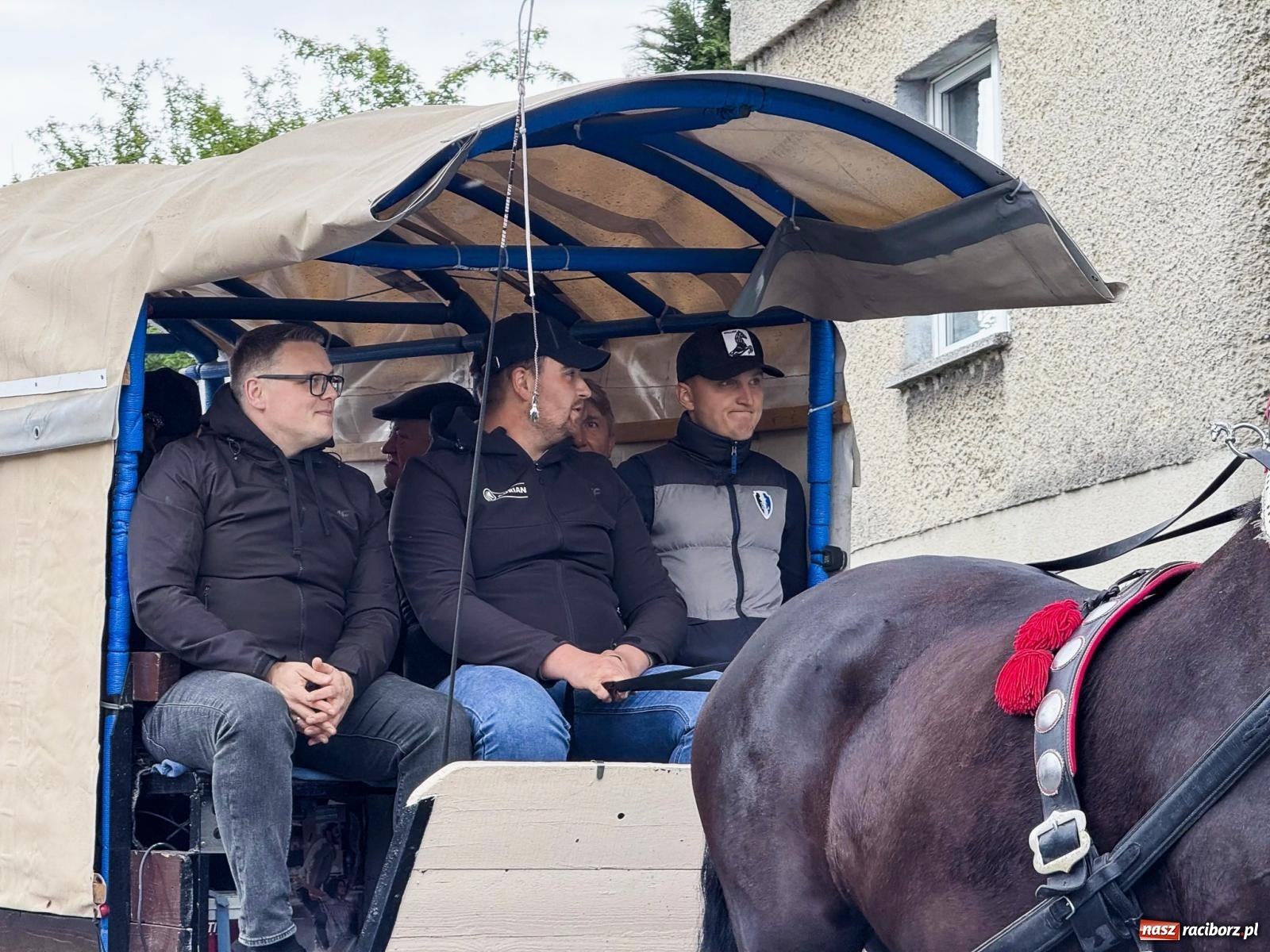 Zdjęcie w galerii na portalu naszraciborz.pl: Procesja św. Urbana w Kobyli. Tradycja, która od wieków prowadzi przez pola [FOTO i WIDEO] wiadomości z regionu