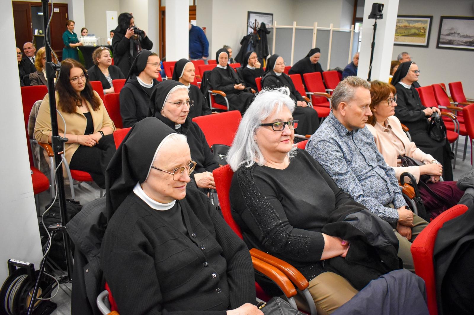 Zdjęcie w galerii na portalu naszraciborz.pl: V Dni Dulcissimiańskie w Raciborzu. Duchowość, nauka i pamięć o siostrze Marii Dulcissimie Hoffmann wiadomości z regionu