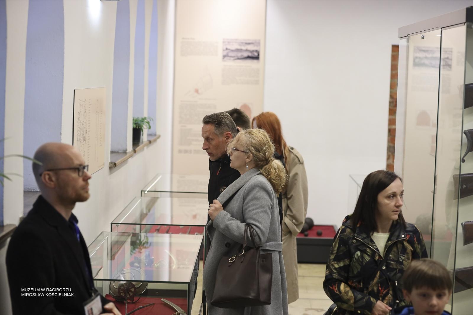 Zdjęcie w galerii na portalu naszraciborz.pl: Noc Muzeów w Raciborzu za nami. Kino nieme, eksperymenty i wieczór pełen atrakcji wiadomości z regionu