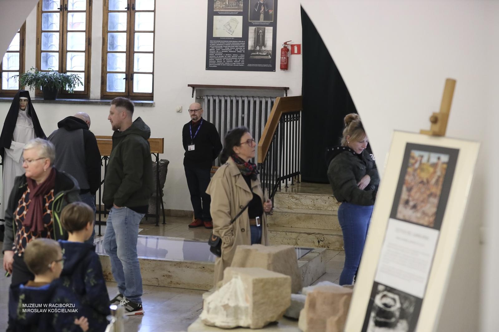 Zdjęcie w galerii na portalu naszraciborz.pl: Noc Muzeów w Raciborzu za nami. Kino nieme, eksperymenty i wieczór pełen atrakcji wiadomości z regionu