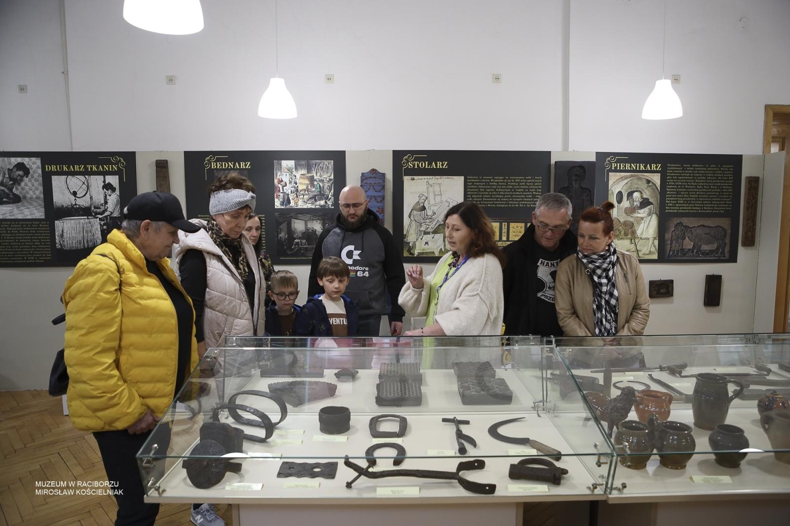 Zdjęcie w galerii na portalu naszraciborz.pl: Noc Muzeów w Raciborzu za nami. Kino nieme, eksperymenty i wieczór pełen atrakcji wiadomości z regionu