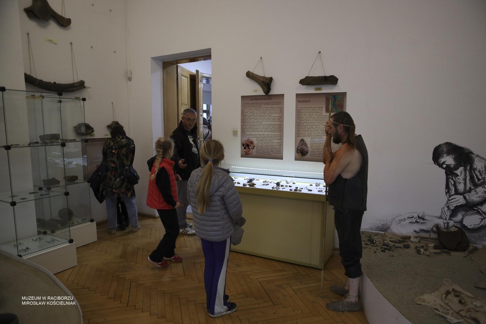 Zdjęcie w galerii na portalu naszraciborz.pl: Noc Muzeów w Raciborzu za nami. Kino nieme, eksperymenty i wieczór pełen atrakcji wiadomości z regionu