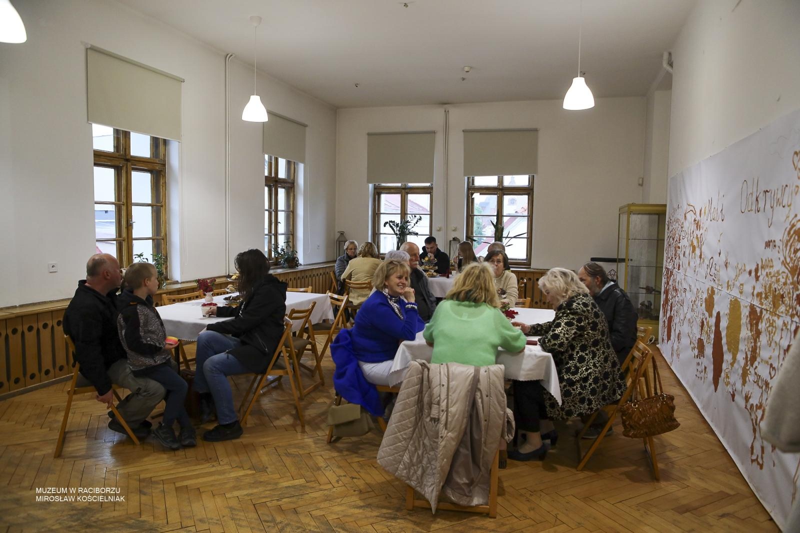 Zdjęcie w galerii na portalu naszraciborz.pl: Noc Muzeów w Raciborzu za nami. Kino nieme, eksperymenty i wieczór pełen atrakcji wiadomości z regionu
