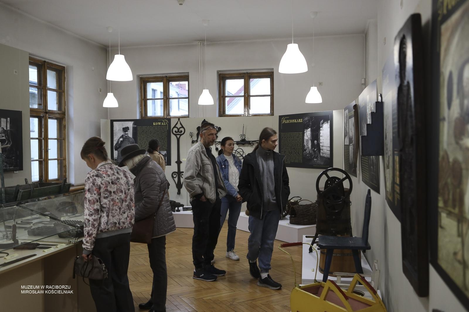 Zdjęcie w galerii na portalu naszraciborz.pl: Noc Muzeów w Raciborzu za nami. Kino nieme, eksperymenty i wieczór pełen atrakcji wiadomości z regionu