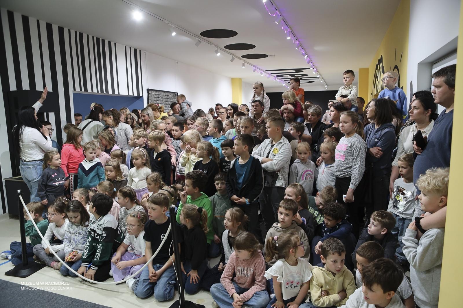 Zdjęcie w galerii na portalu naszraciborz.pl: Noc Muzeów w Raciborzu za nami. Kino nieme, eksperymenty i wieczór pełen atrakcji wiadomości z regionu
