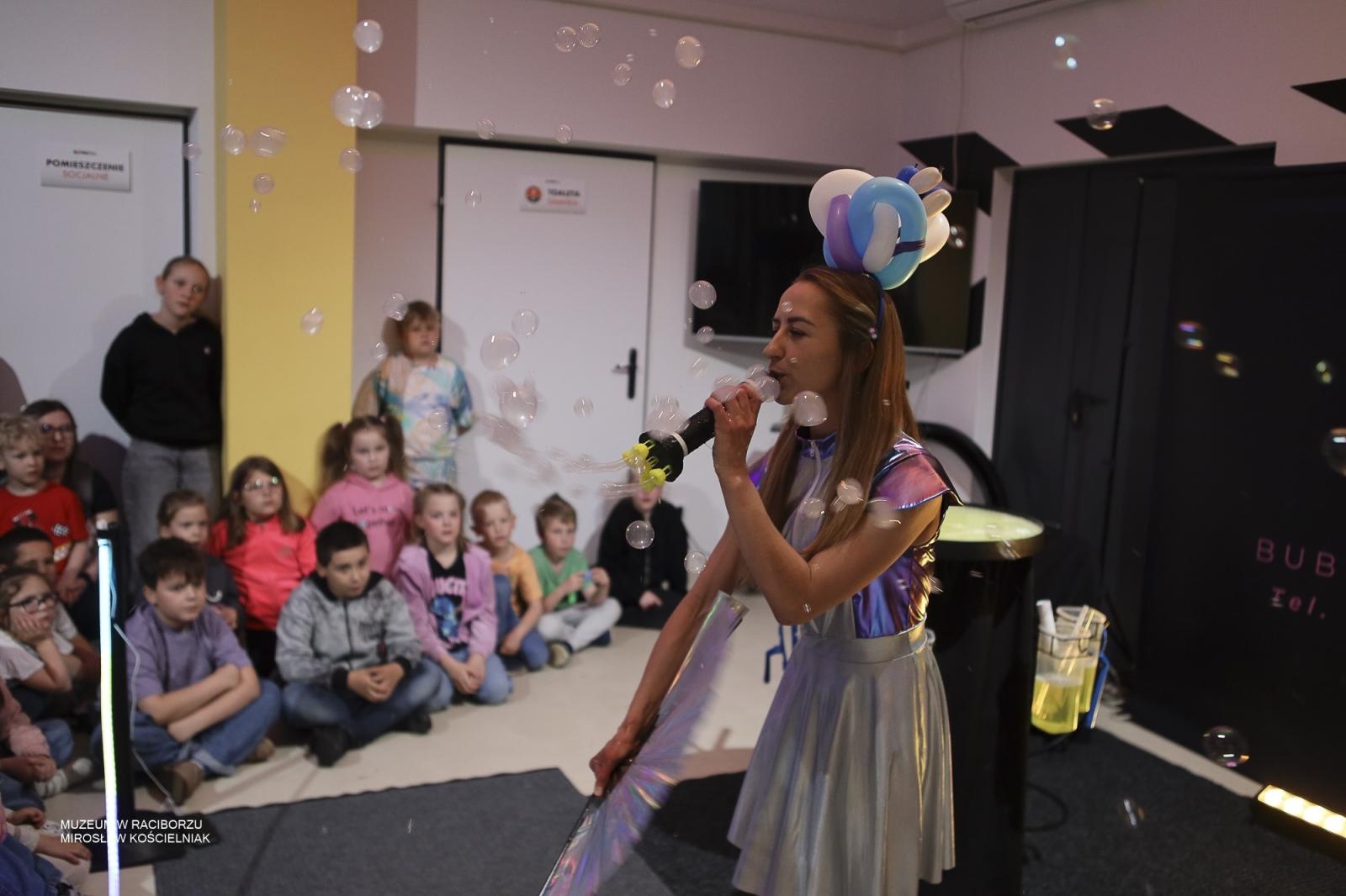 Zdjęcie w galerii na portalu naszraciborz.pl: Noc Muzeów w Raciborzu za nami. Kino nieme, eksperymenty i wieczór pełen atrakcji wiadomości z regionu