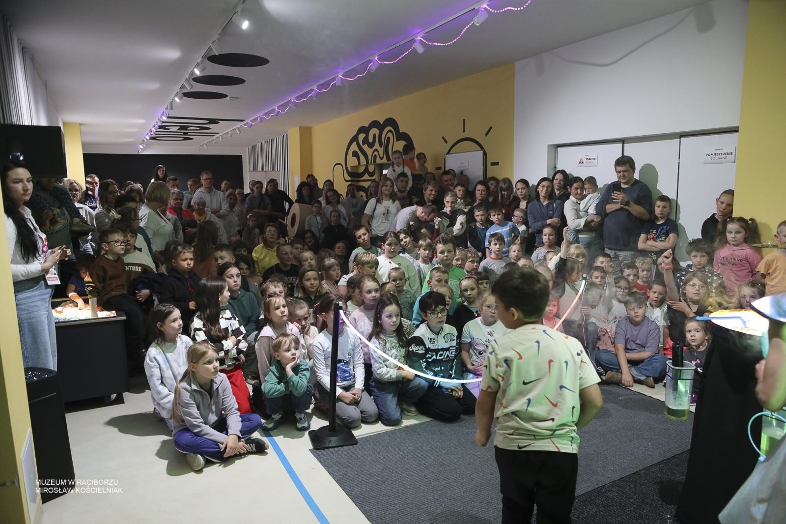 Zdjęcie w galerii na portalu naszraciborz.pl: Noc Muzeów w Raciborzu za nami. Kino nieme, eksperymenty i wieczór pełen atrakcji wiadomości z regionu