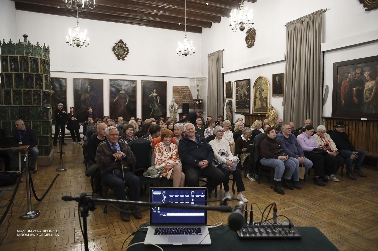Zdjęcie w galerii na portalu naszraciborz.pl: Noc Muzeów w Raciborzu za nami. Kino nieme, eksperymenty i wieczór pełen atrakcji wiadomości z regionu
