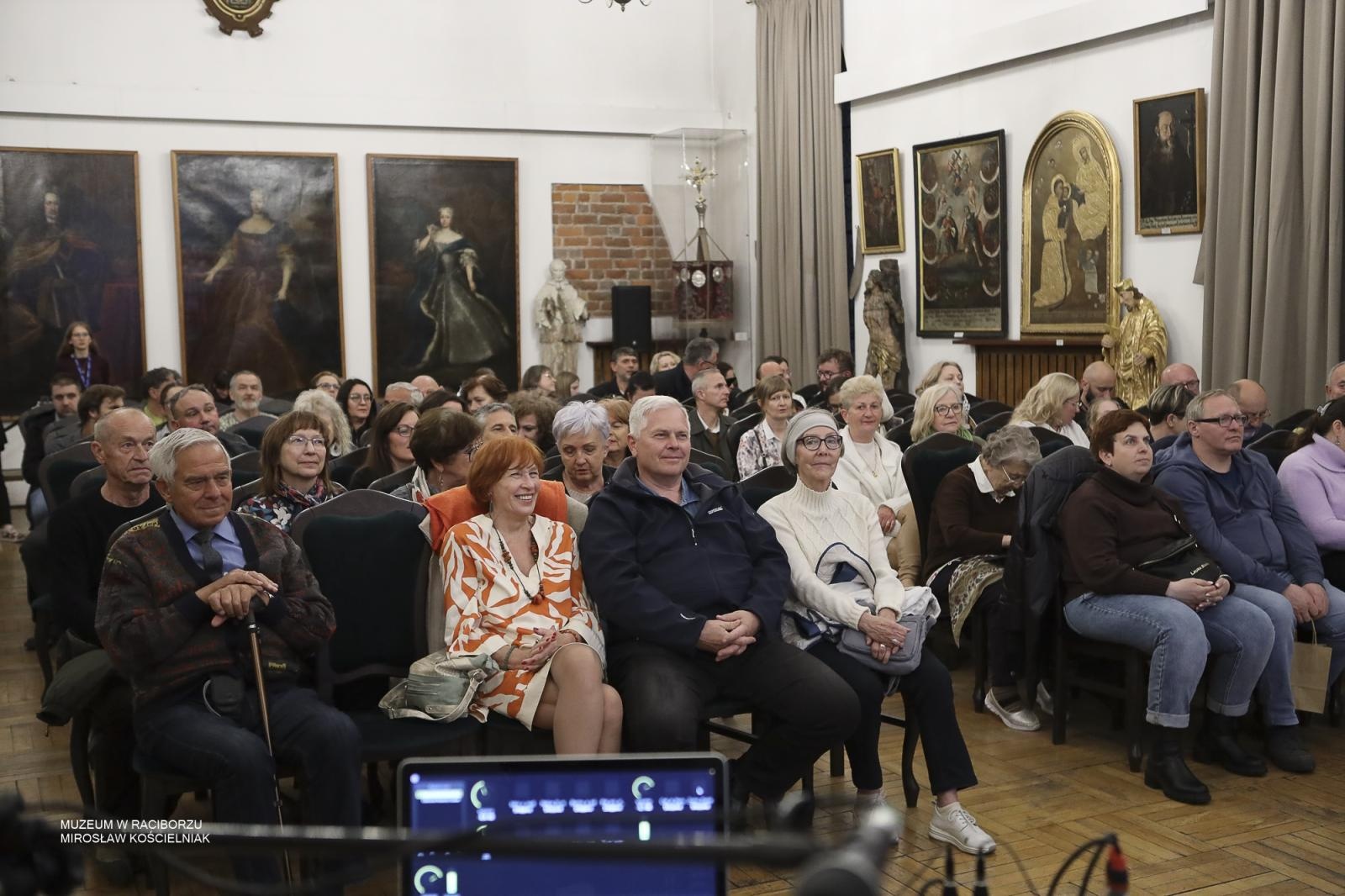 Zdjęcie w galerii na portalu naszraciborz.pl: Noc Muzeów w Raciborzu za nami. Kino nieme, eksperymenty i wieczór pełen atrakcji wiadomości z regionu