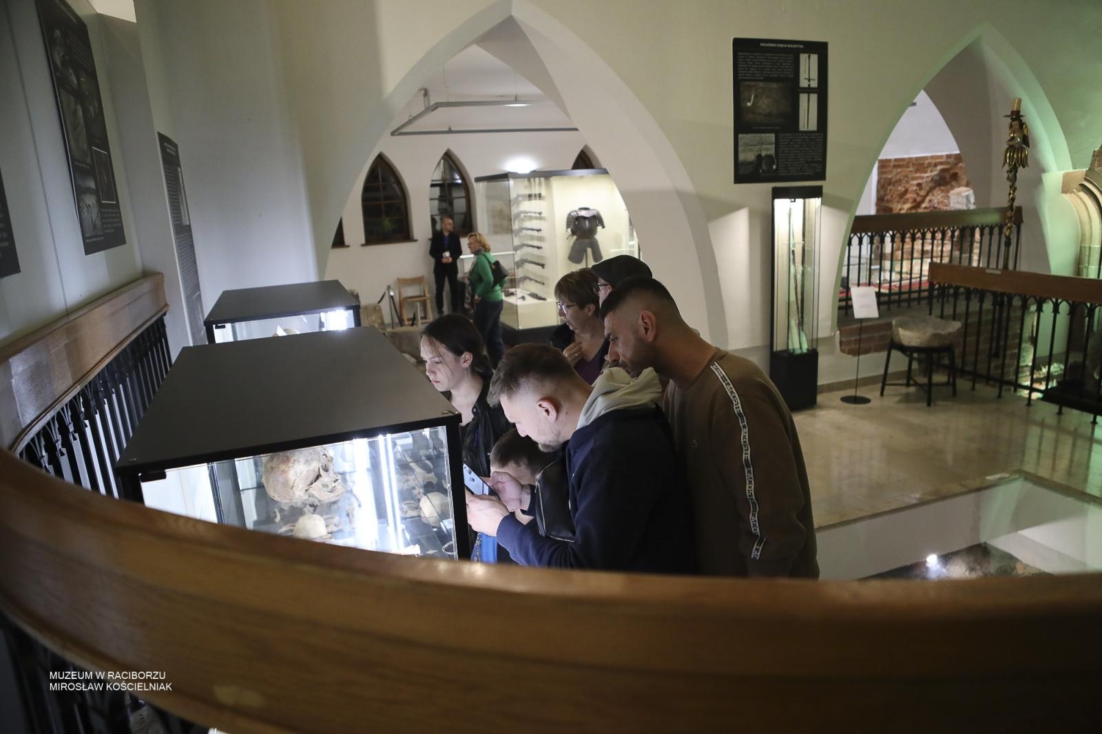 Zdjęcie w galerii na portalu naszraciborz.pl: Noc Muzeów w Raciborzu za nami. Kino nieme, eksperymenty i wieczór pełen atrakcji wiadomości z regionu