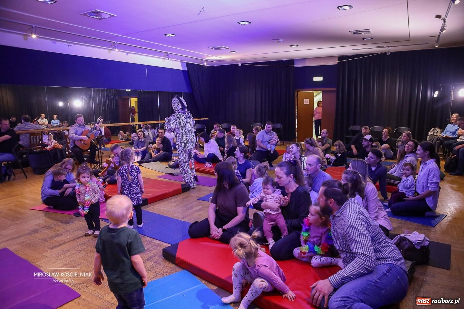 Zdjęcie w galerii na portalu naszraciborz.pl: Maluchy w krainie dźwięku – Przygoda w dżungli w Raciborskim Centrum Kultury wiadomości z regionu