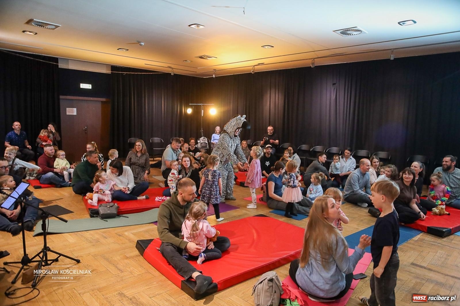 Zdjęcie w galerii na portalu naszraciborz.pl: Maluchy w krainie dźwięku – Przygoda w dżungli w Raciborskim Centrum Kultury wiadomości z regionu