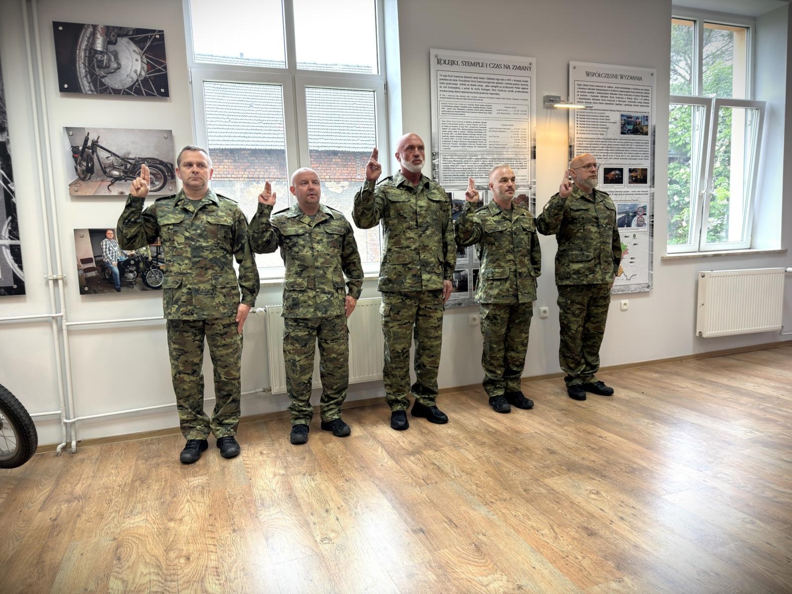 Zdjęcie w galerii na portalu naszraciborz.pl: Historyczny dzień - ślubowanie funkcjonariuszy służby kontraktowej w SG wiadomości z regionu
