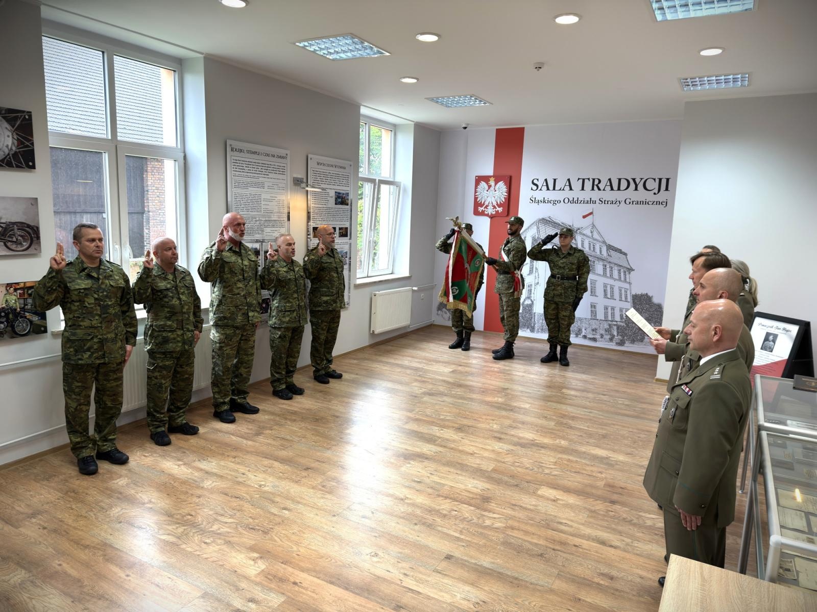 Zdjęcie w galerii na portalu naszraciborz.pl: Historyczny dzień - ślubowanie funkcjonariuszy służby kontraktowej w SG wiadomości z regionu