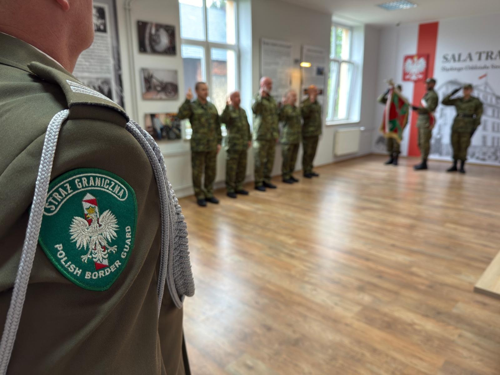 Zdjęcie w galerii na portalu naszraciborz.pl: Historyczny dzień - ślubowanie funkcjonariuszy służby kontraktowej w SG wiadomości z regionu