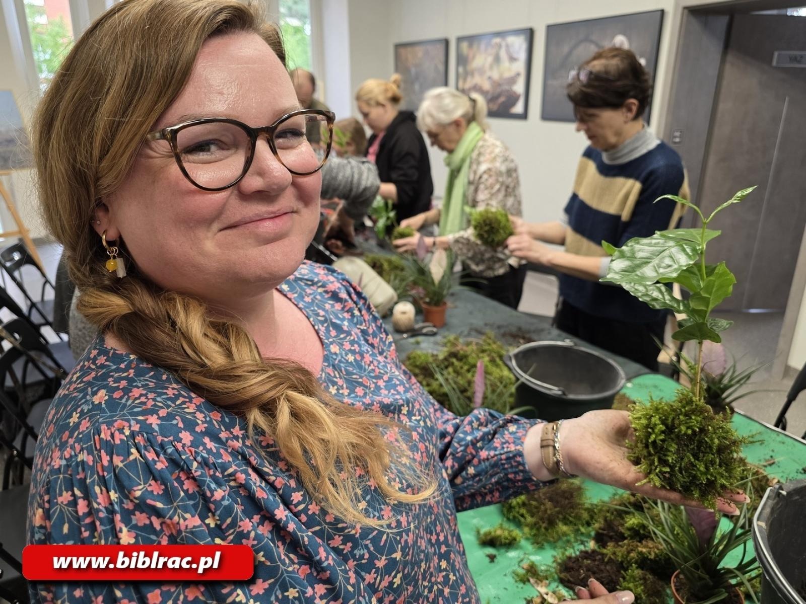 Zdjęcie w galerii na portalu naszraciborz.pl: Kokedama - warsztaty tworzenia wiszących ogrodów w bibliotece wiadomości z regionu