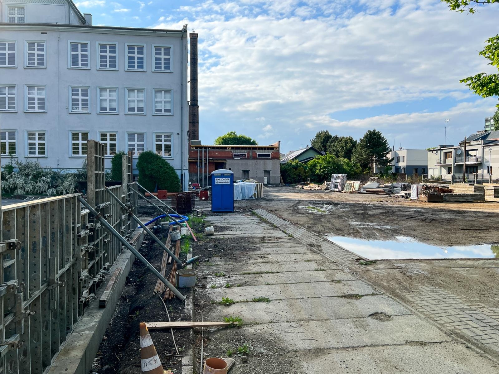 Zdjęcie w galerii na portalu naszraciborz.pl: Teren wokół II LO to dziś plac budowy. Powstaje nowoczesna infrastruktura sportowa wiadomości z regionu
