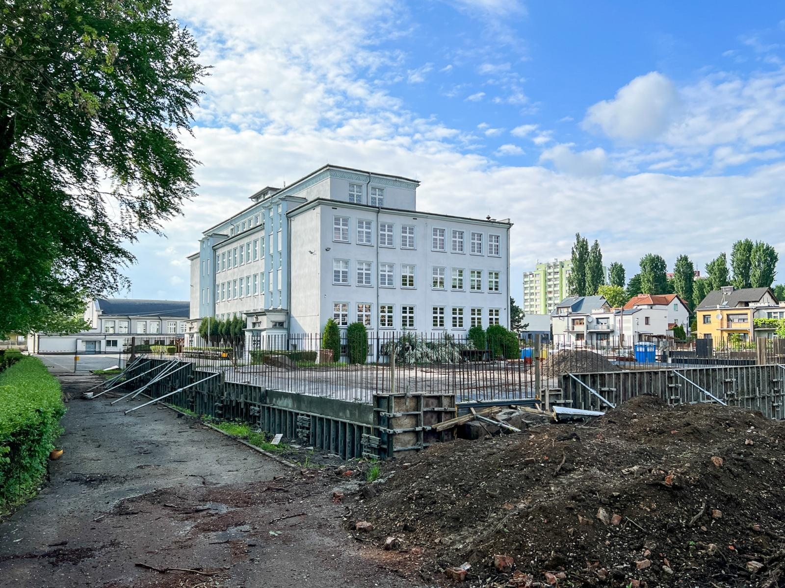 Zdjęcie w galerii na portalu naszraciborz.pl: Teren wokół II LO to dziś plac budowy. Powstaje nowoczesna infrastruktura sportowa wiadomości z regionu
