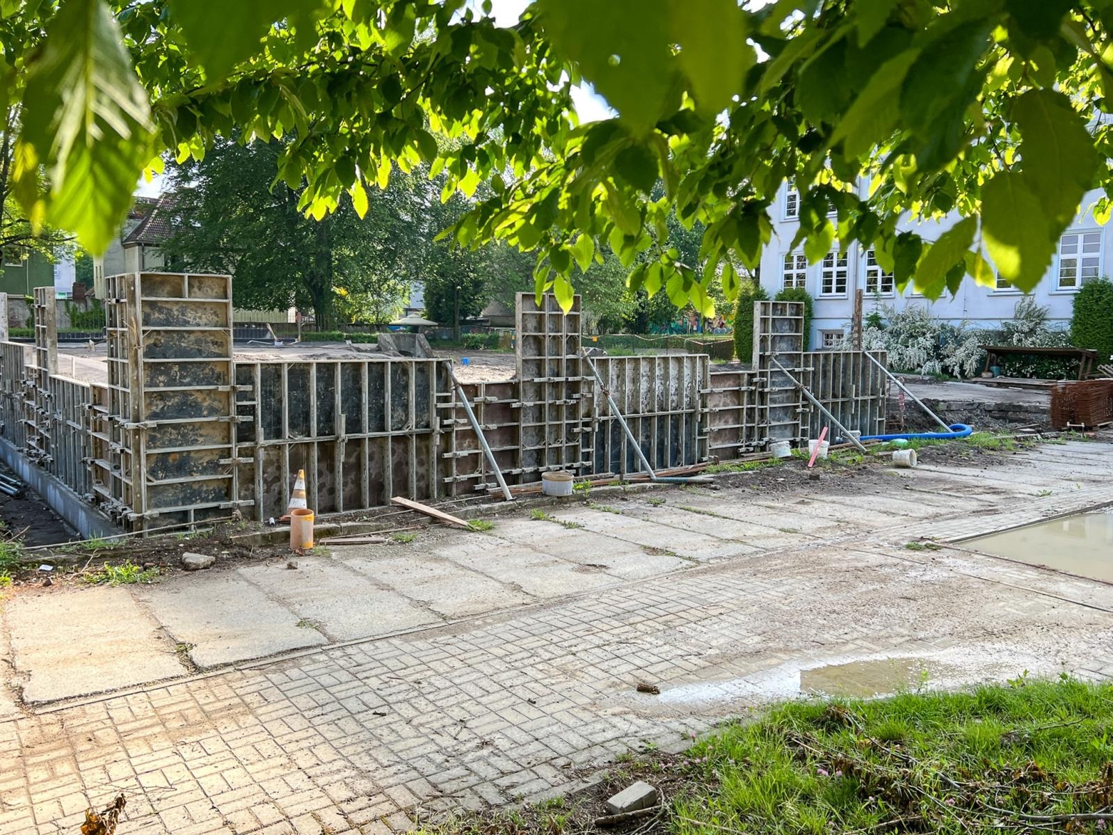 Zdjęcie w galerii na portalu naszraciborz.pl: Teren wokół II LO to dziś plac budowy. Powstaje nowoczesna infrastruktura sportowa wiadomości z regionu