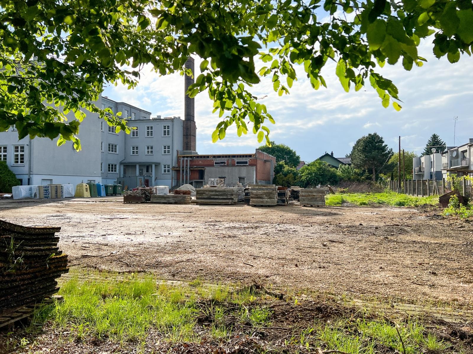 Zdjęcie w galerii na portalu naszraciborz.pl: Teren wokół II LO to dziś plac budowy. Powstaje nowoczesna infrastruktura sportowa wiadomości z regionu