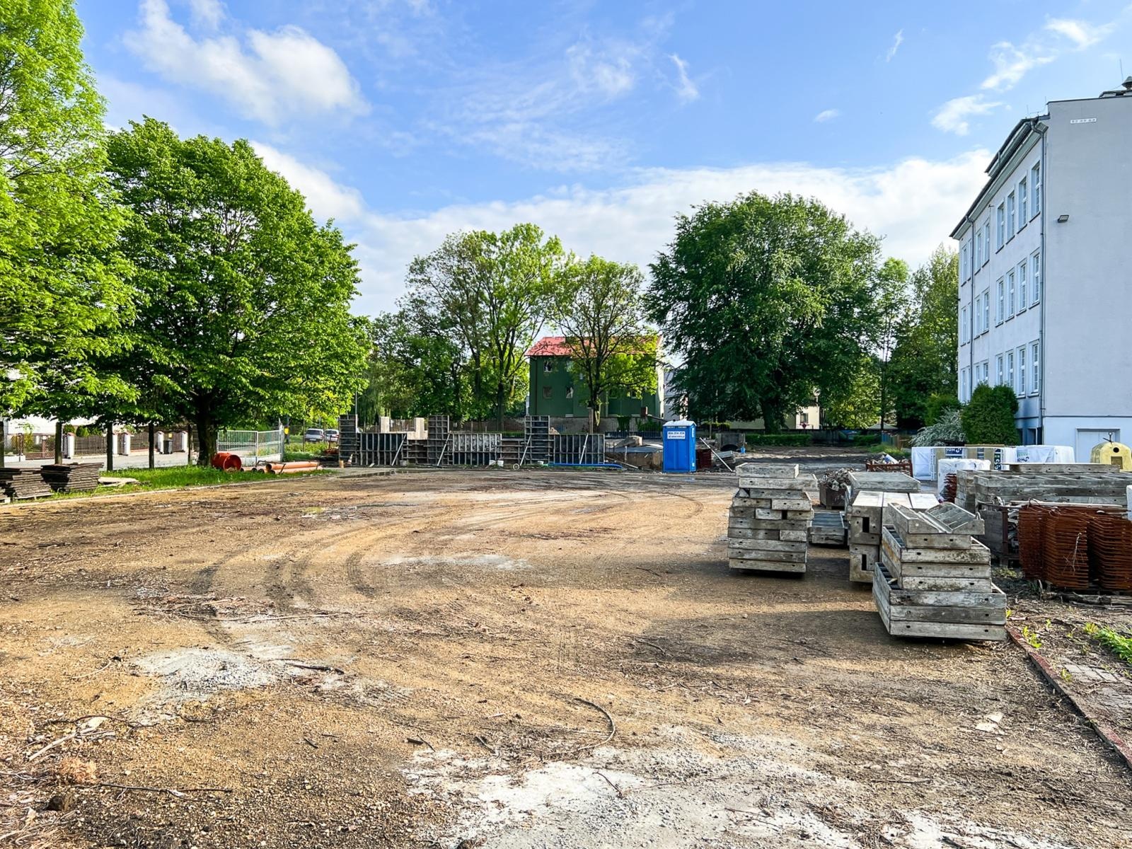 Zdjęcie w galerii na portalu naszraciborz.pl: Teren wokół II LO to dziś plac budowy. Powstaje nowoczesna infrastruktura sportowa wiadomości z regionu