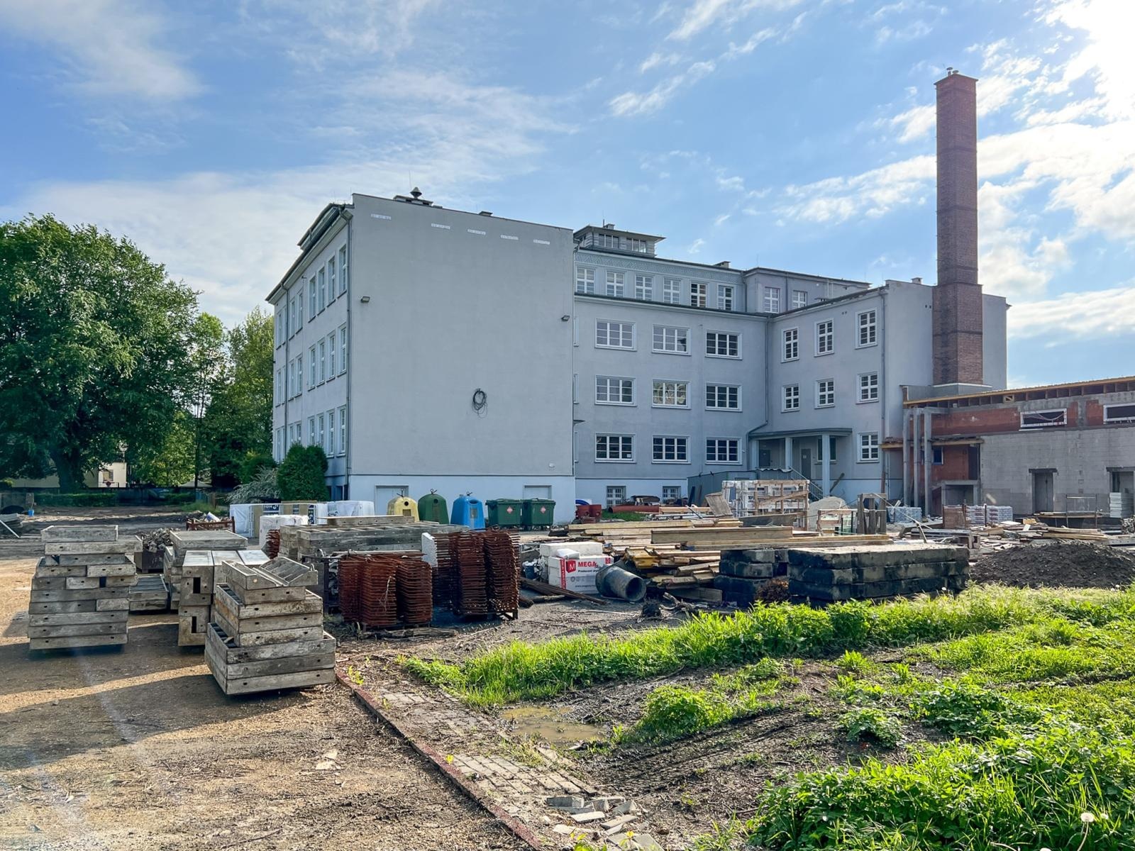 Zdjęcie w galerii na portalu naszraciborz.pl: Teren wokół II LO to dziś plac budowy. Powstaje nowoczesna infrastruktura sportowa wiadomości z regionu