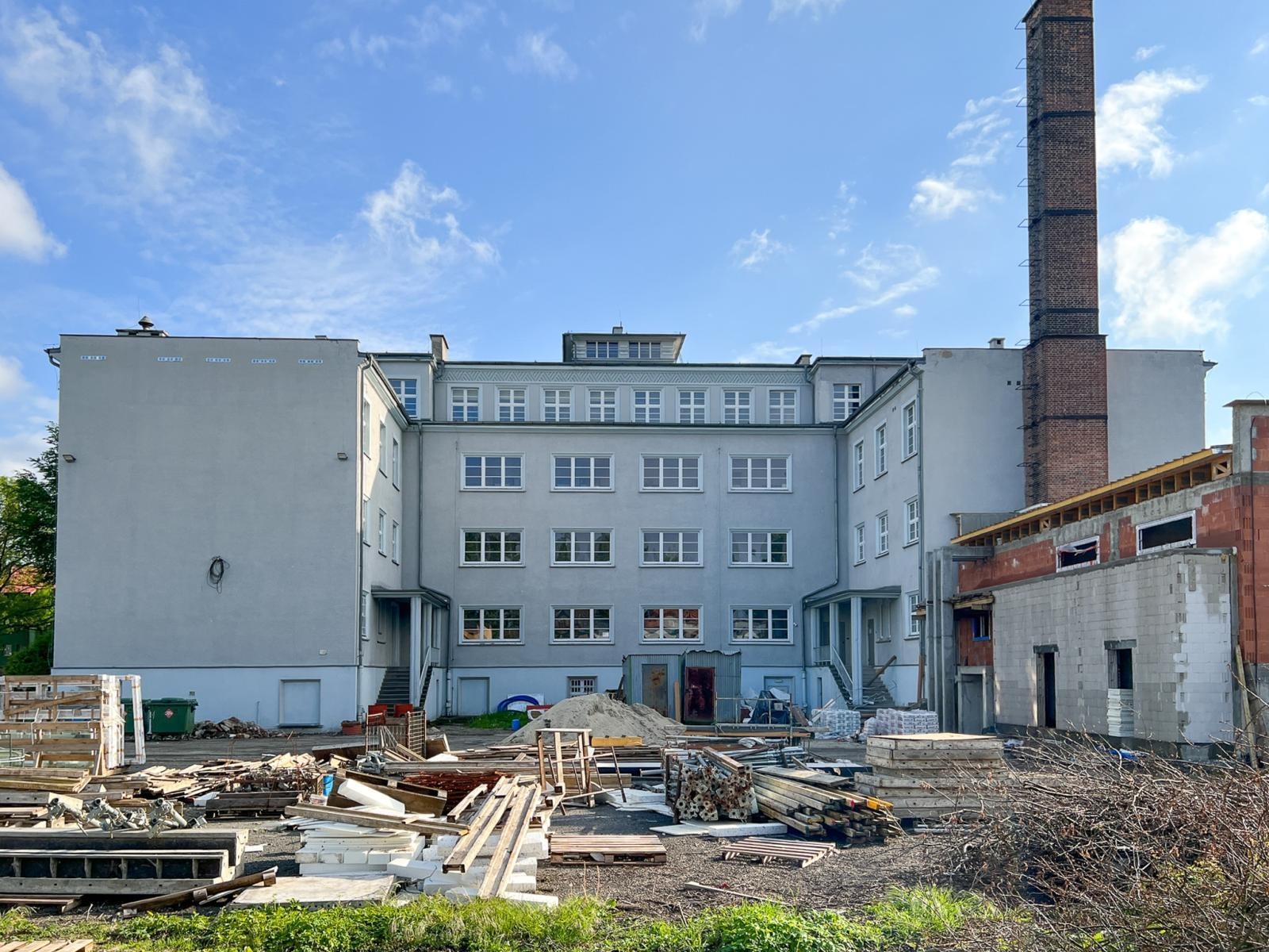 Zdjęcie w galerii na portalu naszraciborz.pl: Teren wokół II LO to dziś plac budowy. Powstaje nowoczesna infrastruktura sportowa wiadomości z regionu