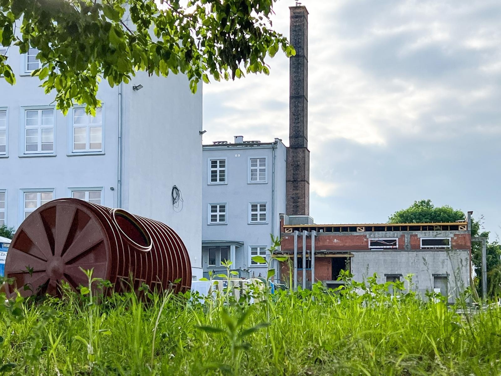 Zdjęcie w galerii na portalu naszraciborz.pl: Teren wokół II LO to dziś plac budowy. Powstaje nowoczesna infrastruktura sportowa wiadomości z regionu