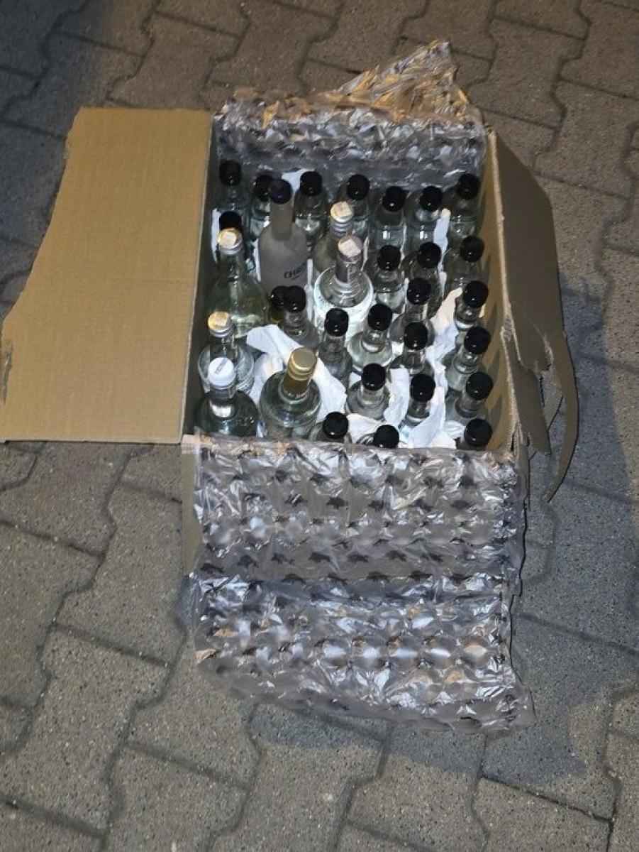 Zdjęcie w galerii na portalu naszraciborz.pl: Nielegalny alkohol w gminie Rudnik. Policjanci zabezpieczyli aparaturę wiadomości z regionu