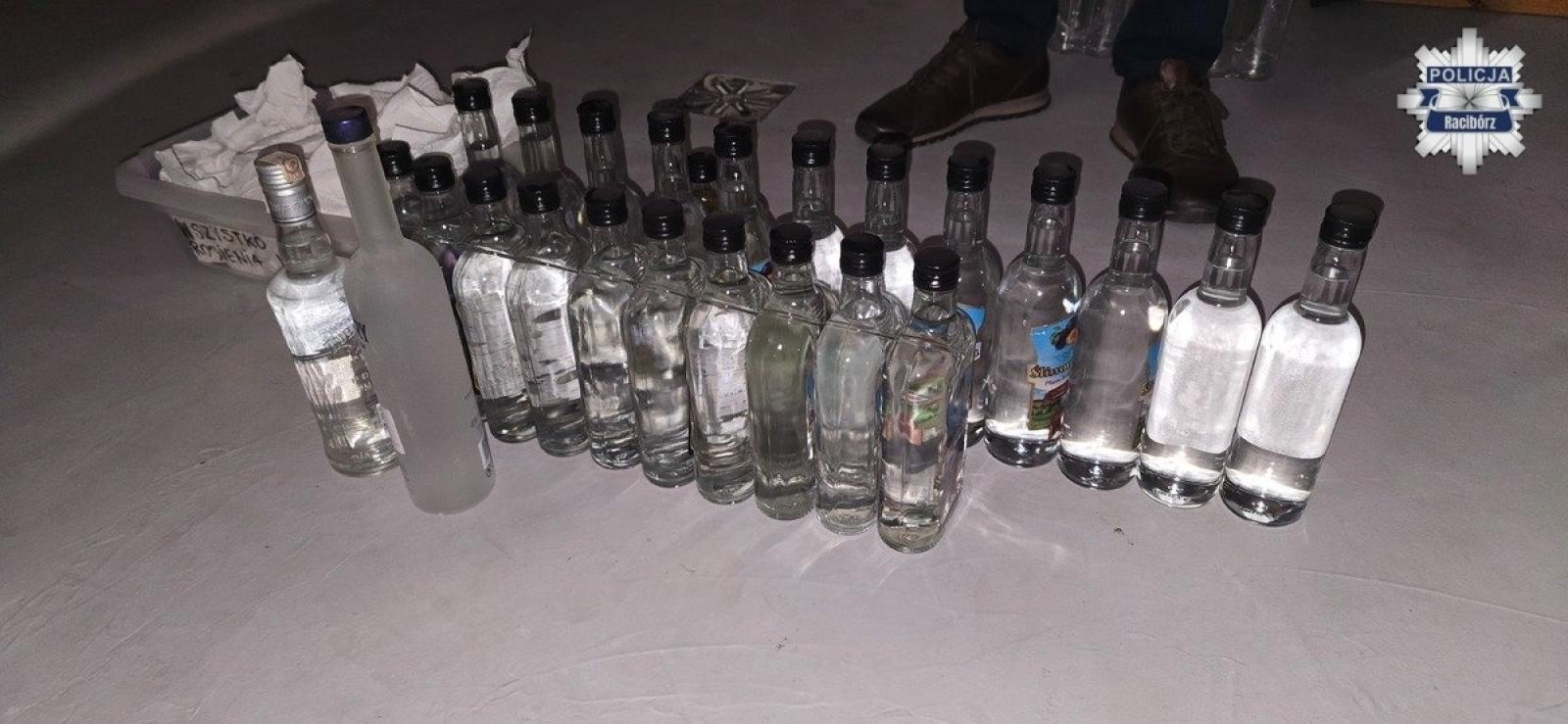Zdjęcie w galerii na portalu naszraciborz.pl: Nielegalny alkohol w gminie Rudnik. Policjanci zabezpieczyli aparaturę wiadomości z regionu