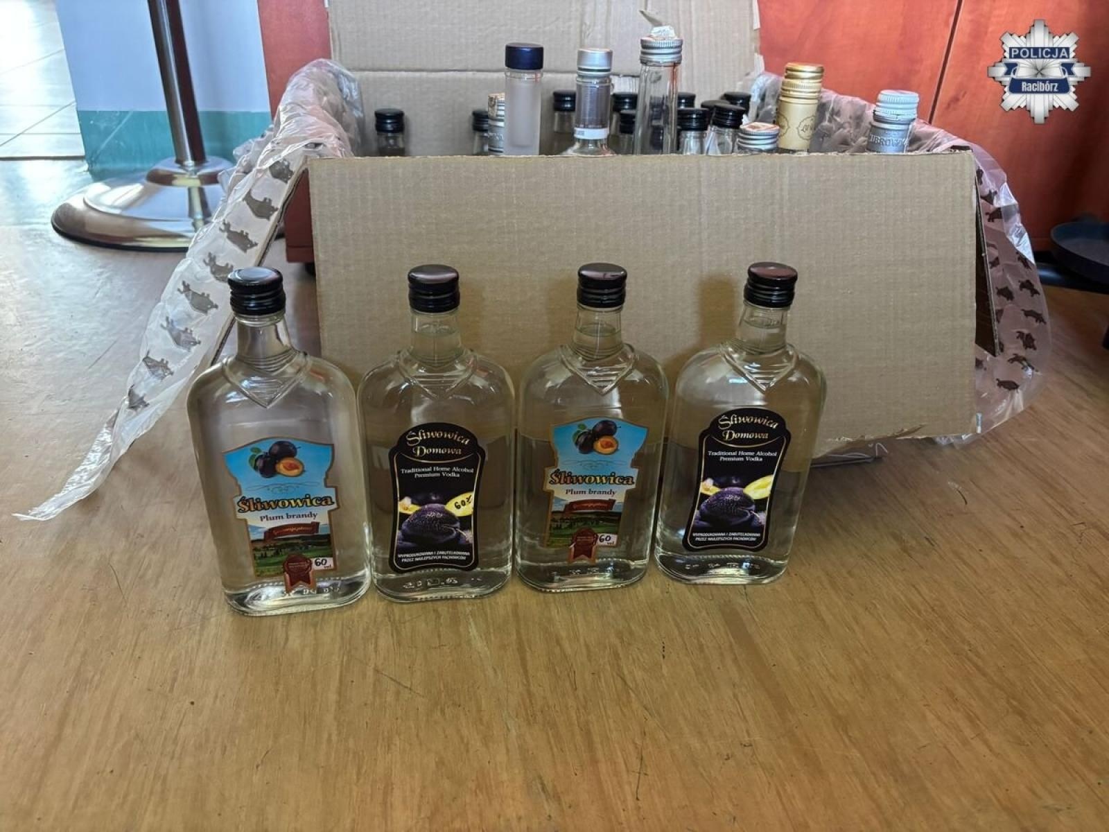 Zdjęcie w galerii na portalu naszraciborz.pl: Nielegalny alkohol w gminie Rudnik. Policjanci zabezpieczyli aparaturę wiadomości z regionu