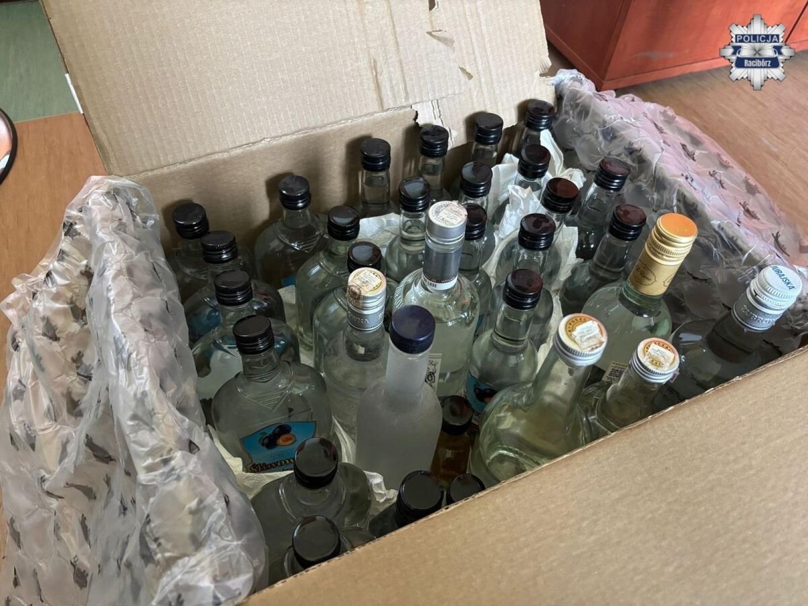 Zdjęcie w galerii na portalu naszraciborz.pl: Nielegalny alkohol w gminie Rudnik. Policjanci zabezpieczyli aparaturę wiadomości z regionu
