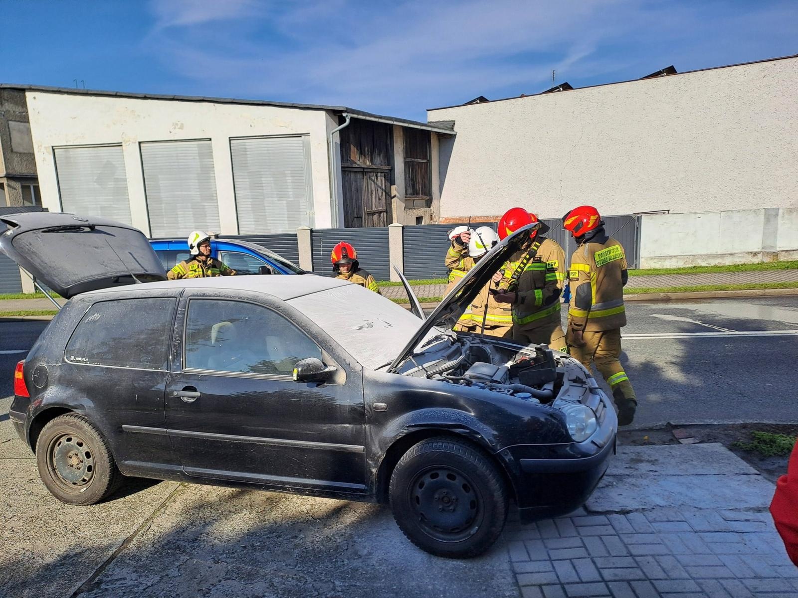 Zdjęcie w galerii na portalu naszraciborz.pl: Pożar na DK 45 w Bieńkowicach. Policjanci ruszyli do akcji wiadomości z regionu