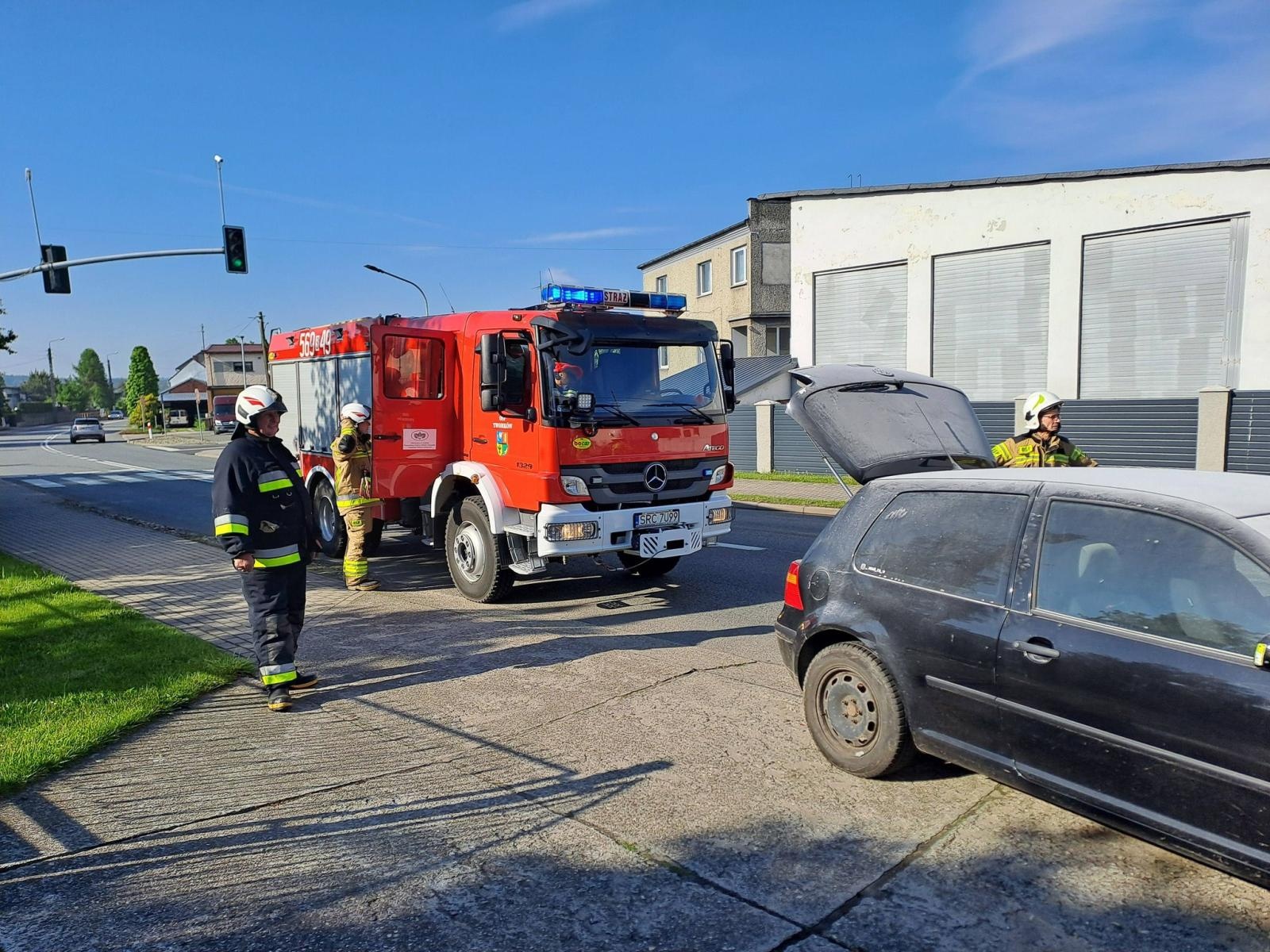 Zdjęcie w galerii na portalu naszraciborz.pl: Pożar na DK 45 w Bieńkowicach. Policjanci ruszyli do akcji wiadomości z regionu