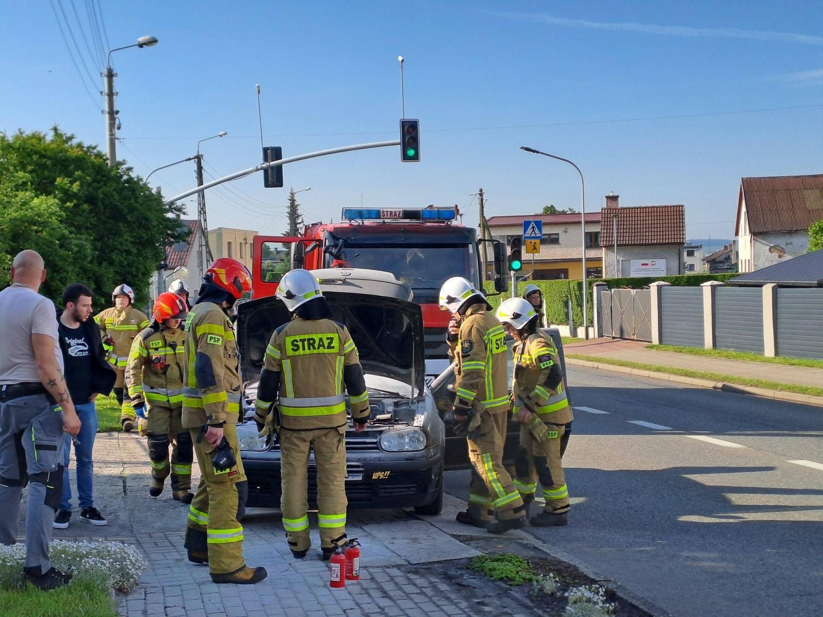 Zdjęcie w galerii na portalu naszraciborz.pl: Pożar na DK 45 w Bieńkowicach. Policjanci ruszyli do akcji wiadomości z regionu