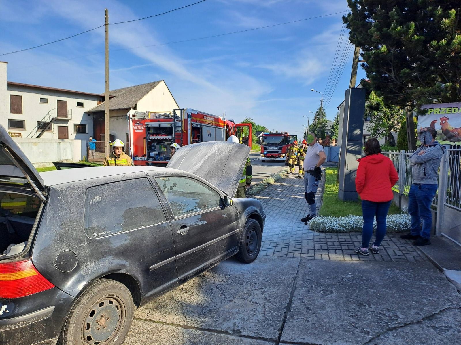 Zdjęcie w galerii na portalu naszraciborz.pl: Pożar na DK 45 w Bieńkowicach. Policjanci ruszyli do akcji wiadomości z regionu