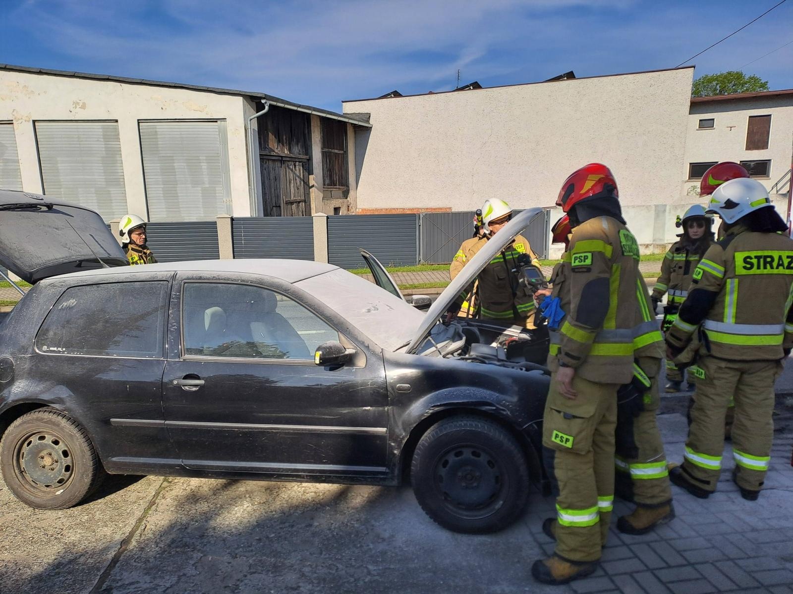 Zdjęcie w galerii na portalu naszraciborz.pl: Pożar na DK 45 w Bieńkowicach. Policjanci ruszyli do akcji wiadomości z regionu