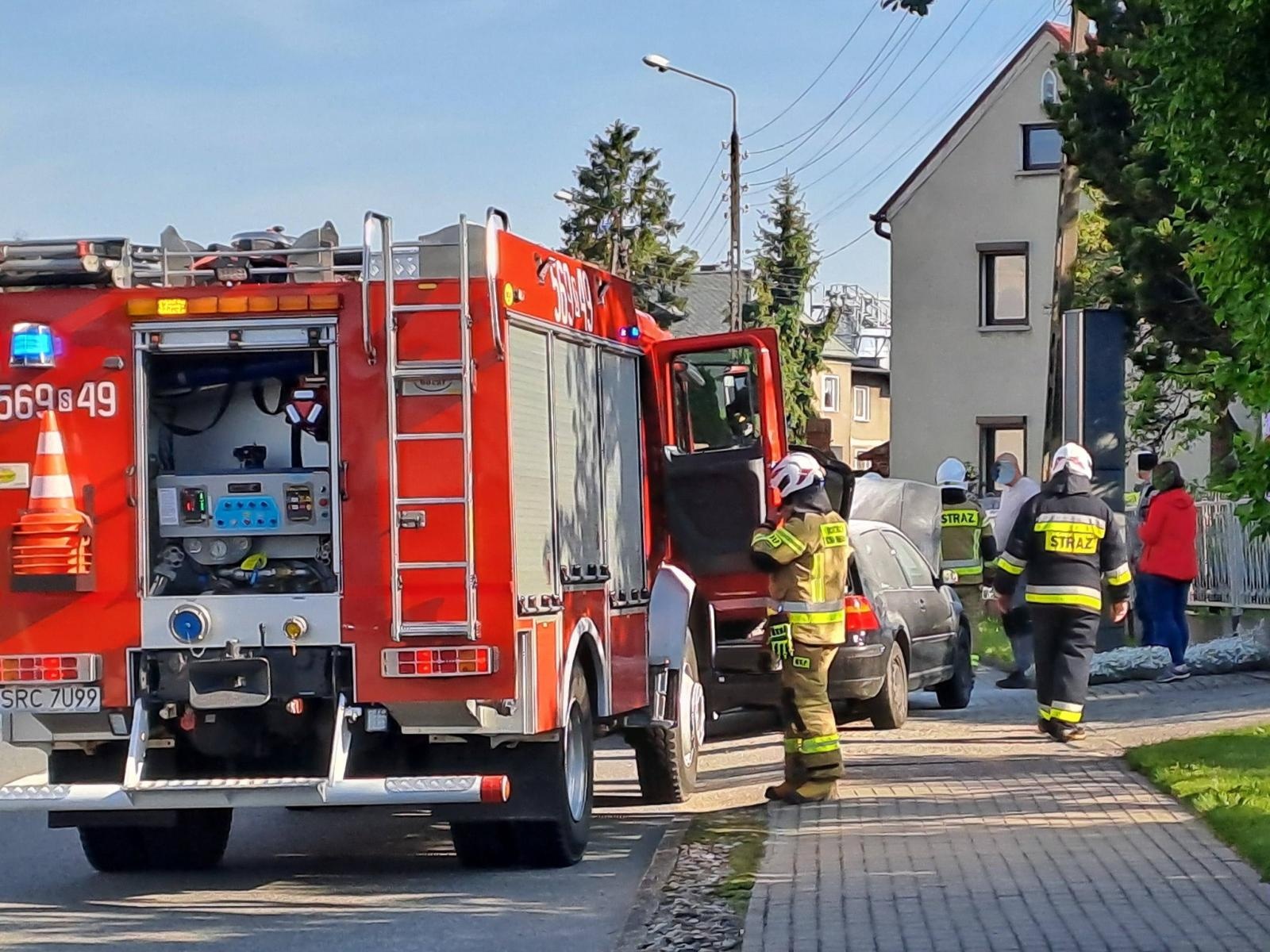 Zdjęcie w galerii na portalu naszraciborz.pl: Pożar na DK 45 w Bieńkowicach. Policjanci ruszyli do akcji wiadomości z regionu