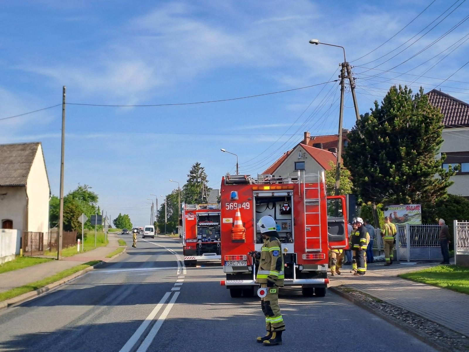 Zdjęcie w galerii na portalu naszraciborz.pl: Pożar na DK 45 w Bieńkowicach. Policjanci ruszyli do akcji wiadomości z regionu