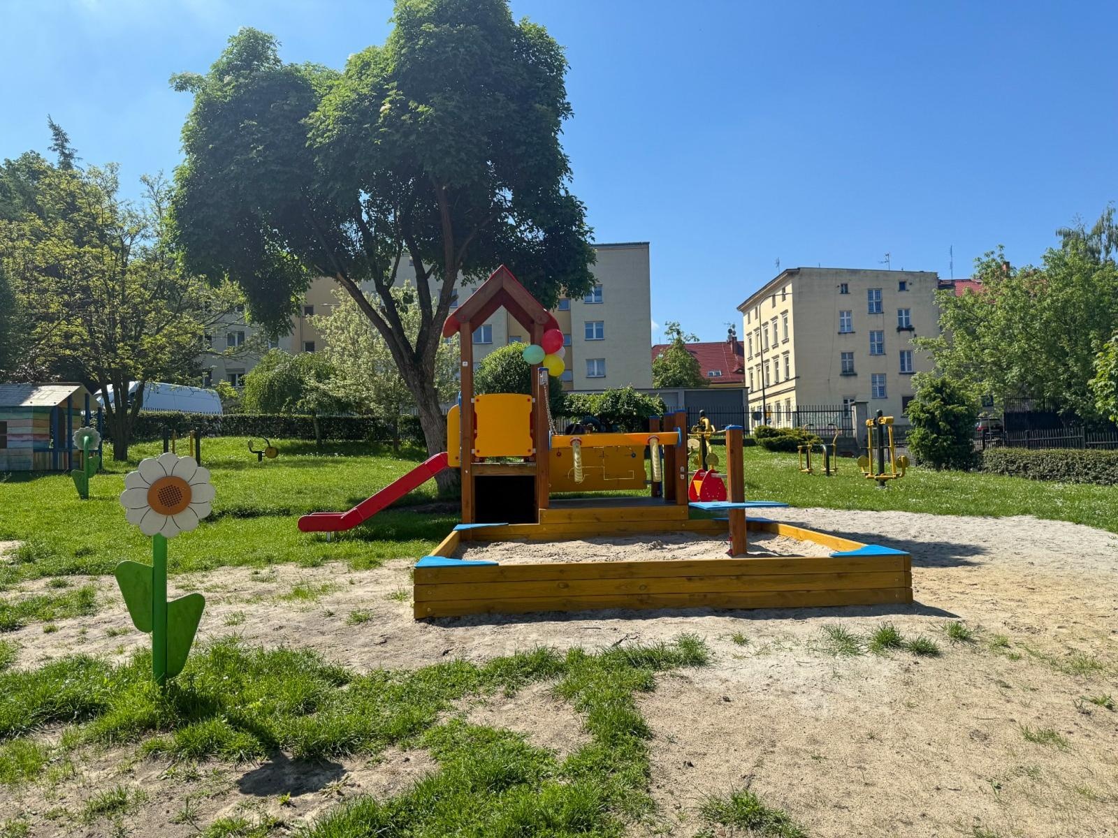 Zdjęcie w galerii na portalu naszraciborz.pl: Nowy plac zabaw otwarty przy Przedszkolu nr 15 w Raciborzu wiadomości z regionu