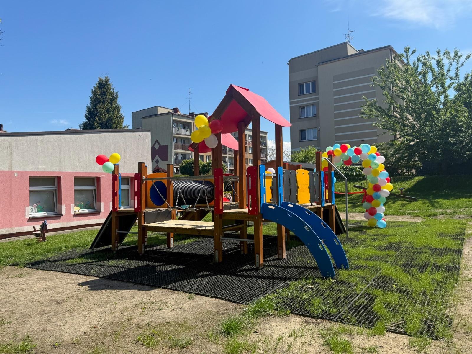 Zdjęcie w galerii na portalu naszraciborz.pl: Nowy plac zabaw otwarty przy Przedszkolu nr 15 w Raciborzu wiadomości z regionu