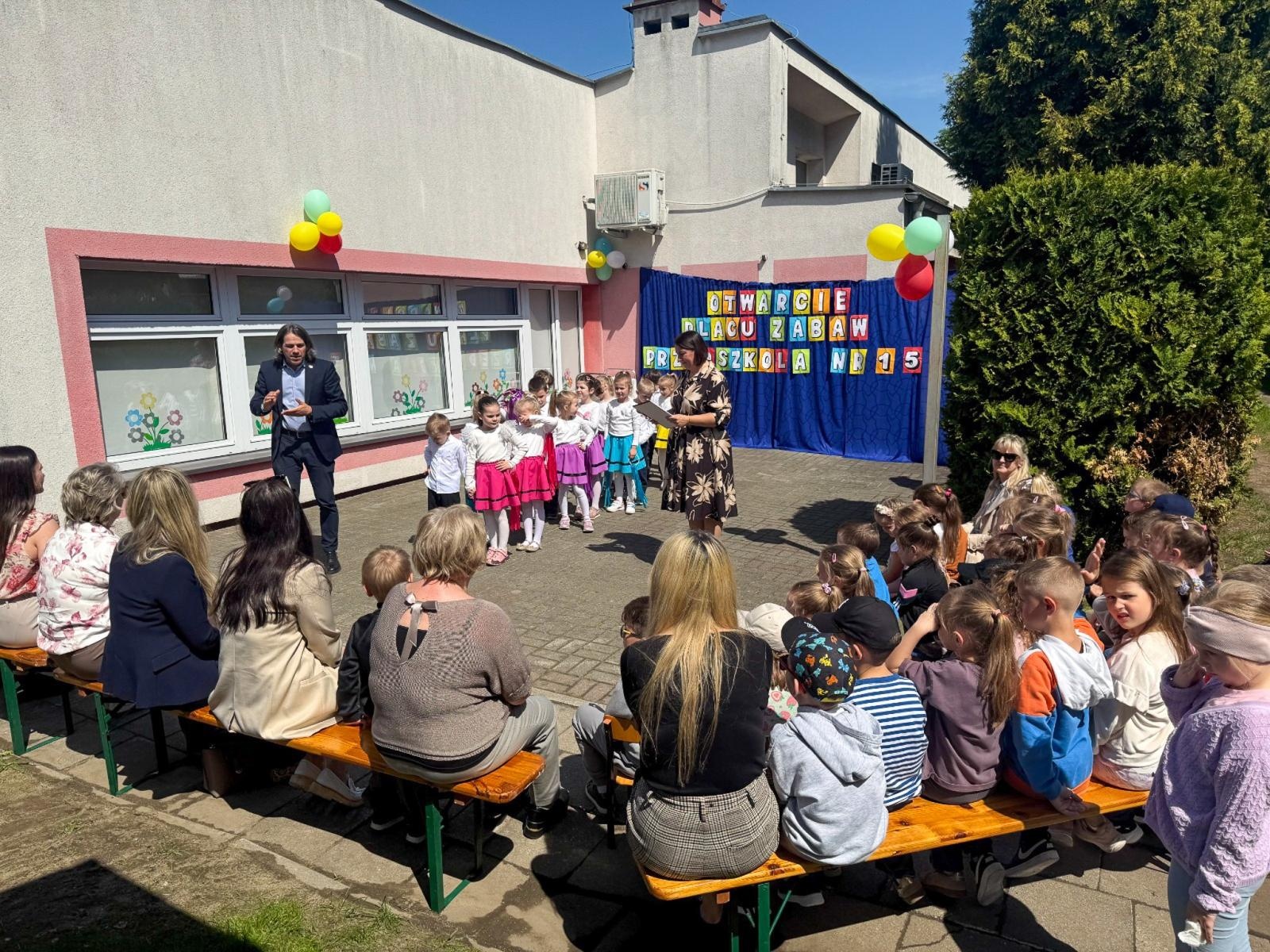 Zdjęcie w galerii na portalu naszraciborz.pl: Nowy plac zabaw otwarty przy Przedszkolu nr 15 w Raciborzu wiadomości z regionu