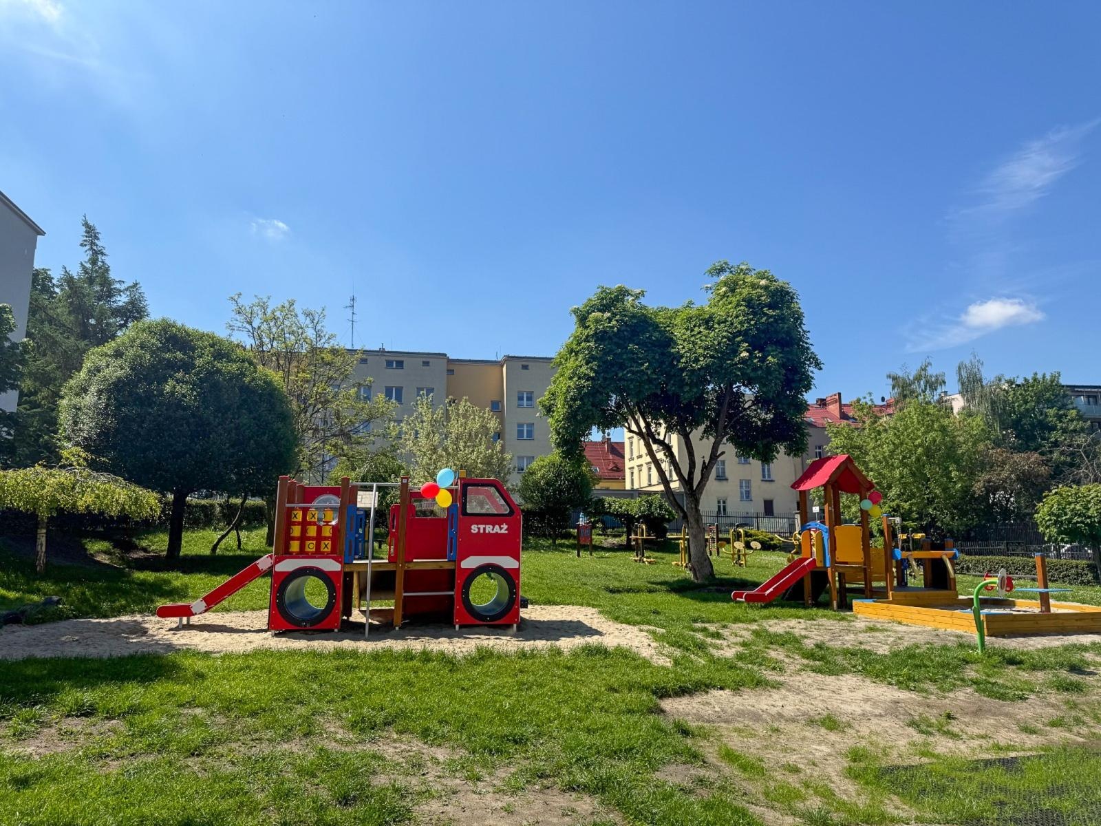 Zdjęcie w galerii na portalu naszraciborz.pl: Nowy plac zabaw otwarty przy Przedszkolu nr 15 w Raciborzu wiadomości z regionu