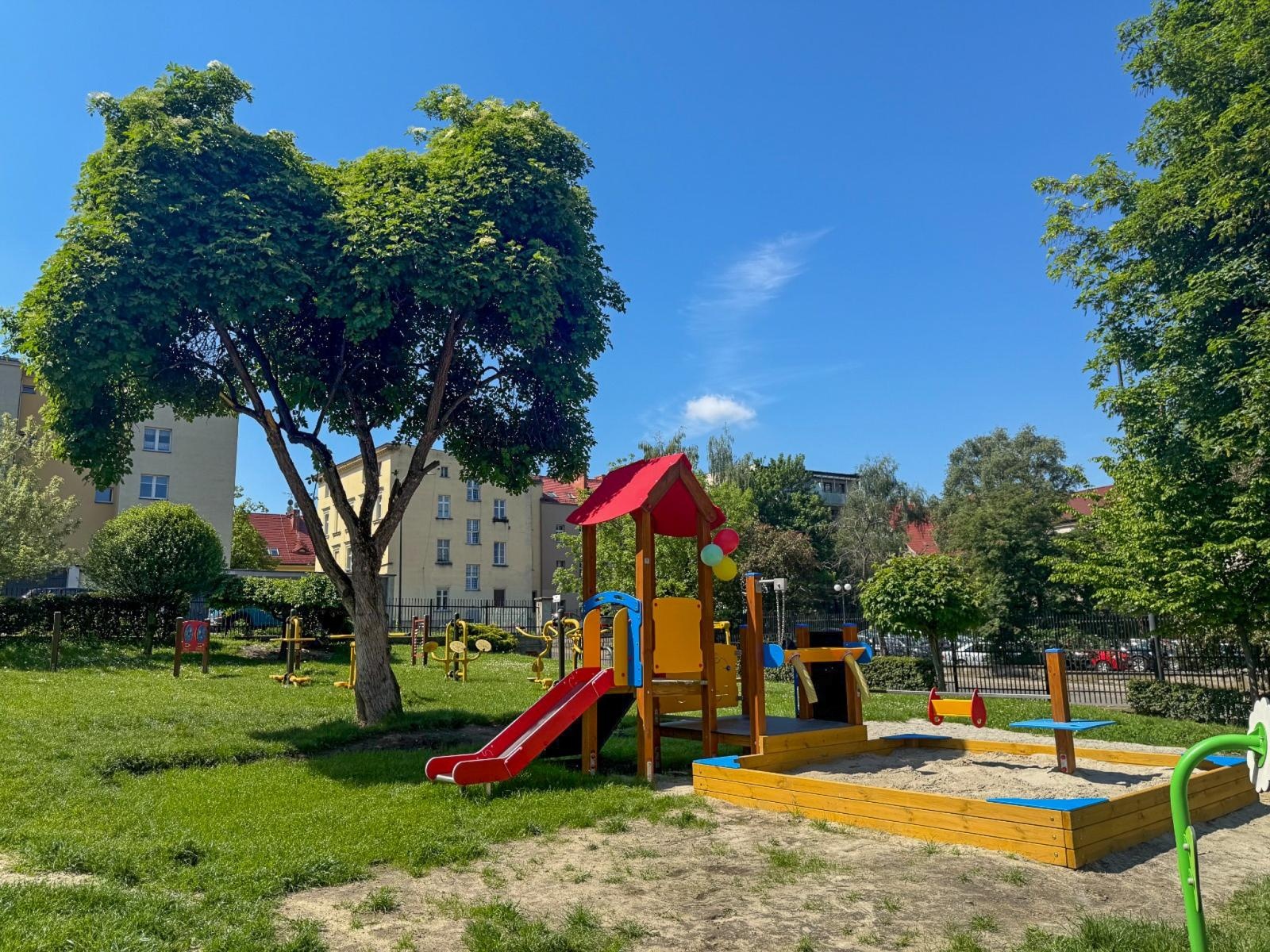 Zdjęcie w galerii na portalu naszraciborz.pl: Nowy plac zabaw otwarty przy Przedszkolu nr 15 w Raciborzu wiadomości z regionu