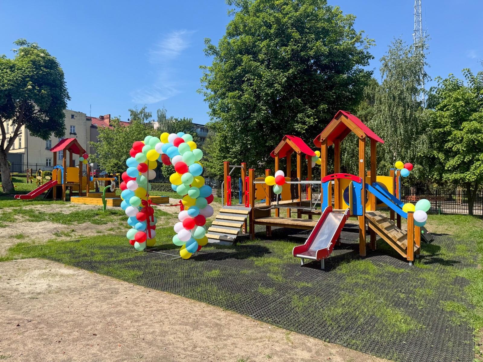 Zdjęcie w galerii na portalu naszraciborz.pl: Nowy plac zabaw otwarty przy Przedszkolu nr 15 w Raciborzu wiadomości z regionu