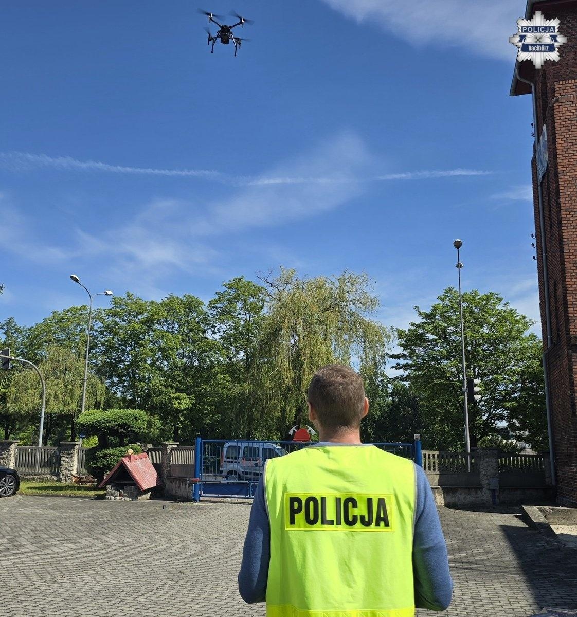 Zdjęcie w galerii na portalu naszraciborz.pl: Dron nad Odrostradą. Policyjna akcja PIESZY wiadomości z regionu