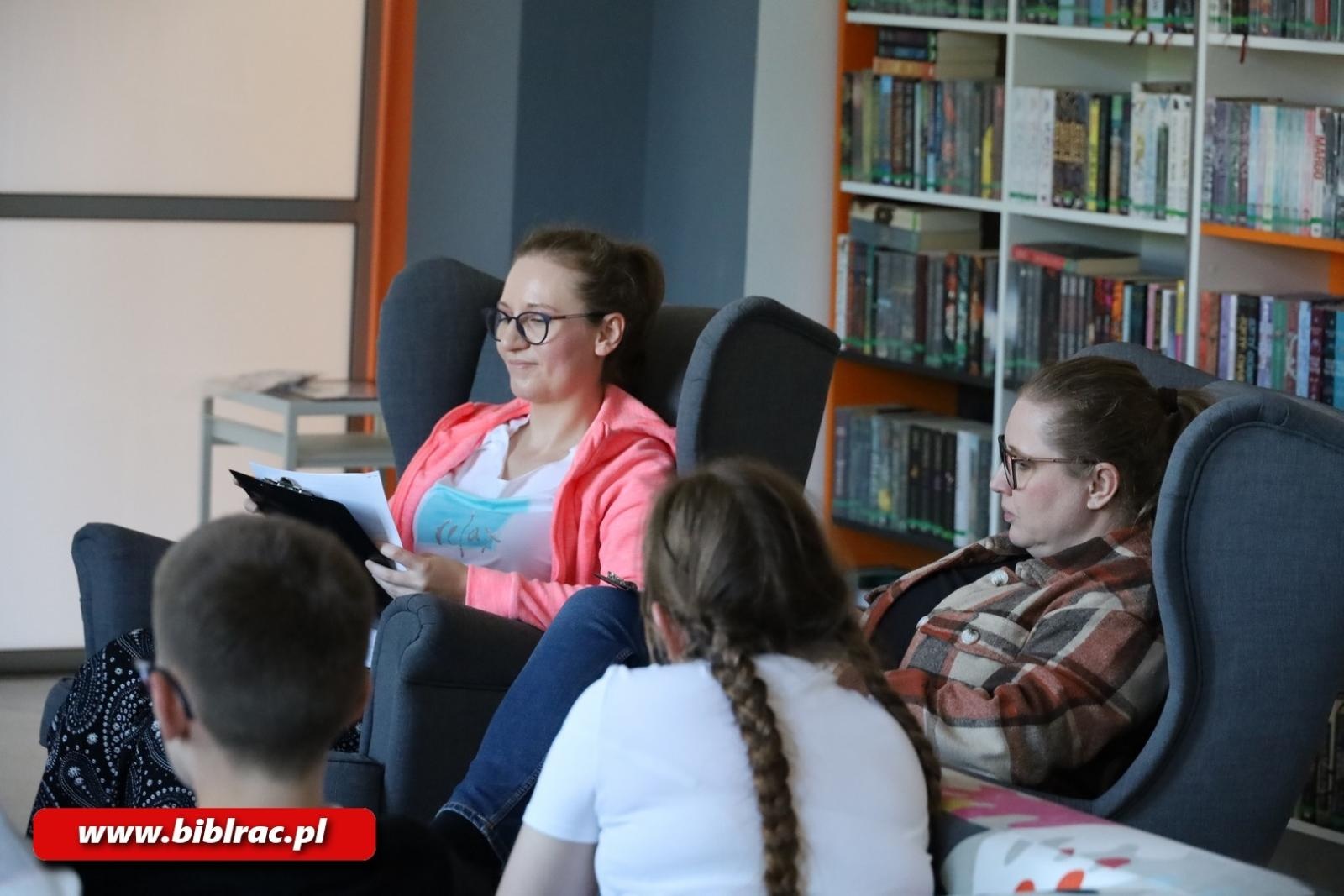 Zdjęcie w galerii na portalu naszraciborz.pl: Czerwone krzesło – konkurs wiedzy w bibliotece rozstrzygnięty wiadomości z regionu