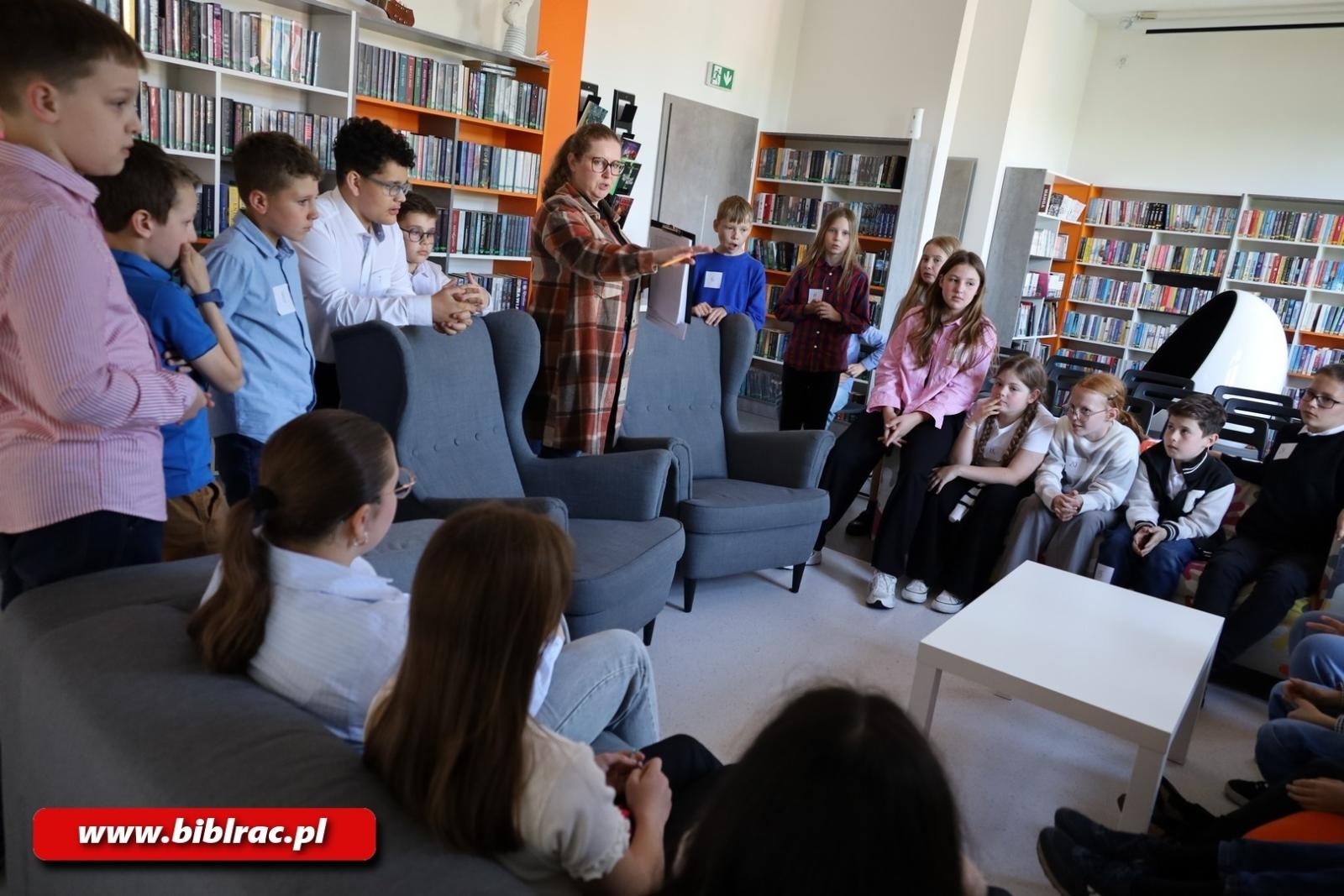 Zdjęcie w galerii na portalu naszraciborz.pl: Czerwone krzesło – konkurs wiedzy w bibliotece rozstrzygnięty wiadomości z regionu