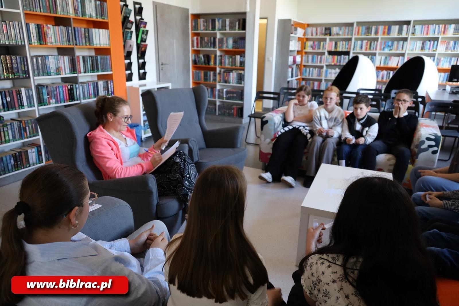 Zdjęcie w galerii na portalu naszraciborz.pl: Czerwone krzesło – konkurs wiedzy w bibliotece rozstrzygnięty wiadomości z regionu