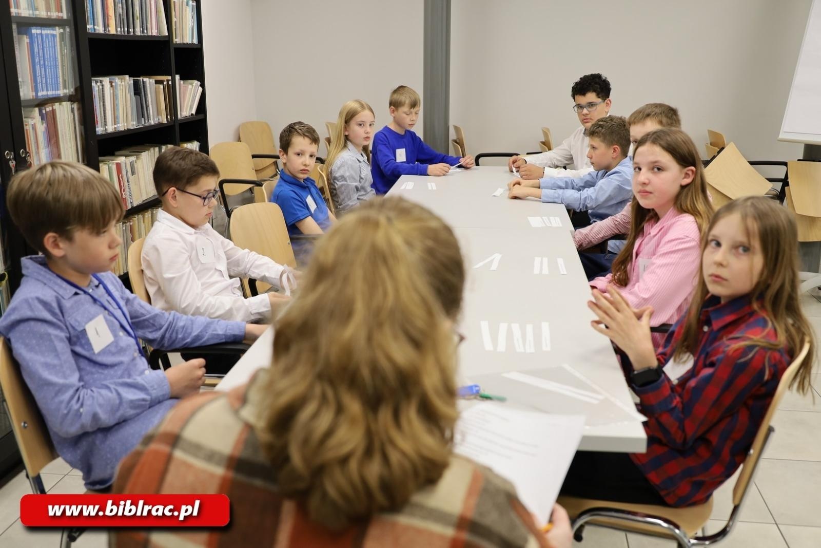 Zdjęcie w galerii na portalu naszraciborz.pl: Czerwone krzesło – konkurs wiedzy w bibliotece rozstrzygnięty wiadomości z regionu